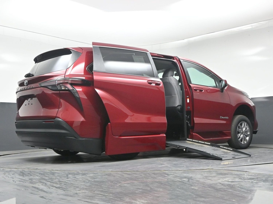 New 2026 Toyota Sienna LE