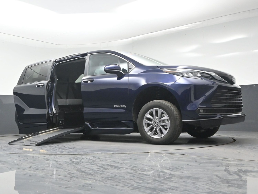 New 2026 Toyota Sienna XLE Base