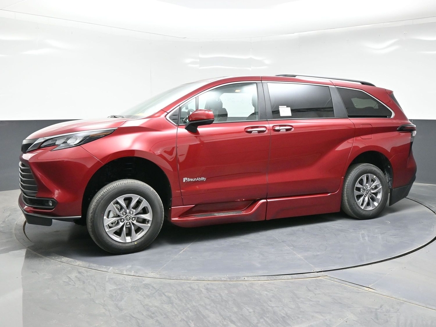 New 2026 Toyota Sienna XLE Base