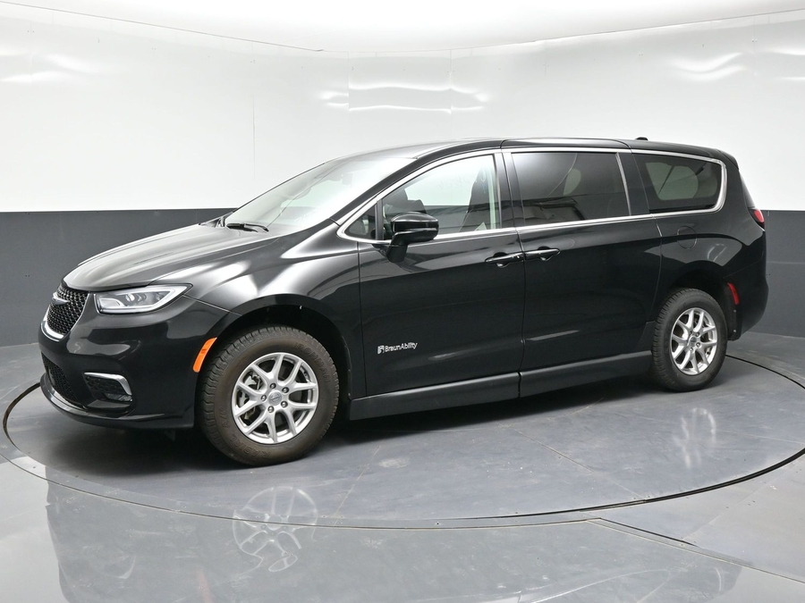 CERTIFIED PRE-OWNED 2024 Chrysler Pacifica Touring L
