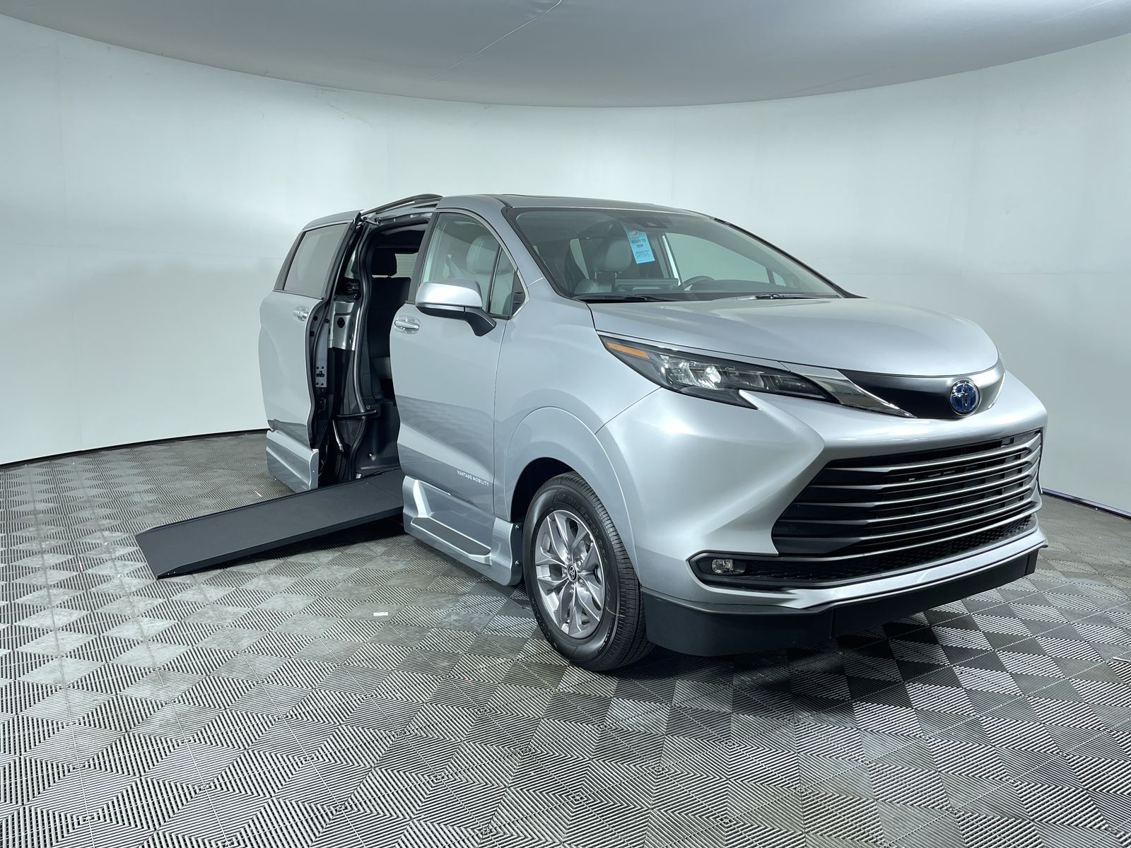 2025 Toyota Sienna XLE's photo