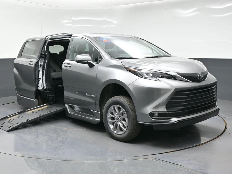 New 2026 Toyota Sienna XLE Base