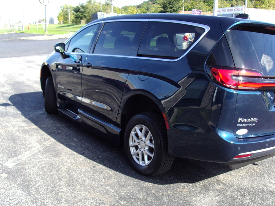 PRE OWNED 2025 Chrysler Pacifica Select