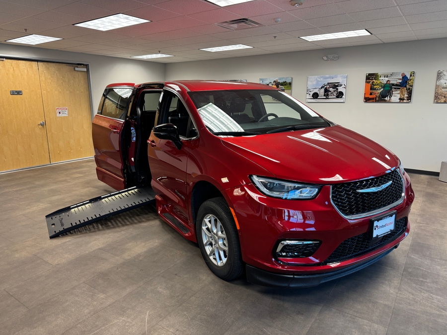 PRE OWNED 2025 Chrysler Pacifica Select