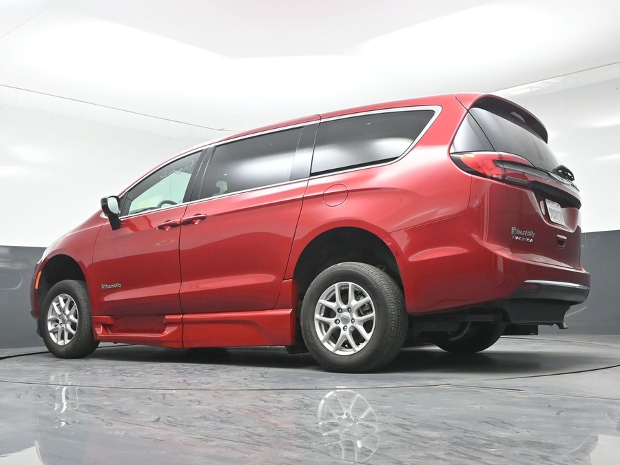PRE OWNED 2025 Chrysler Pacifica Select