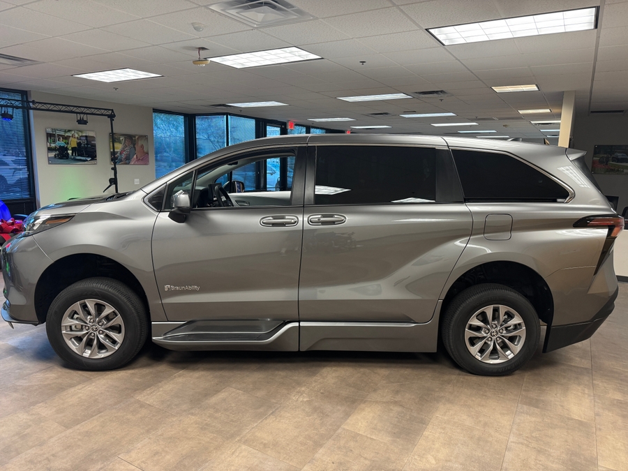 PRE OWNED 2026 Toyota Sienna LE