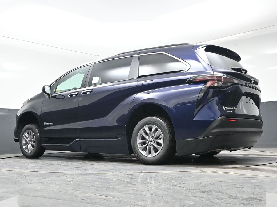 New 2026 Toyota Sienna XLE Base