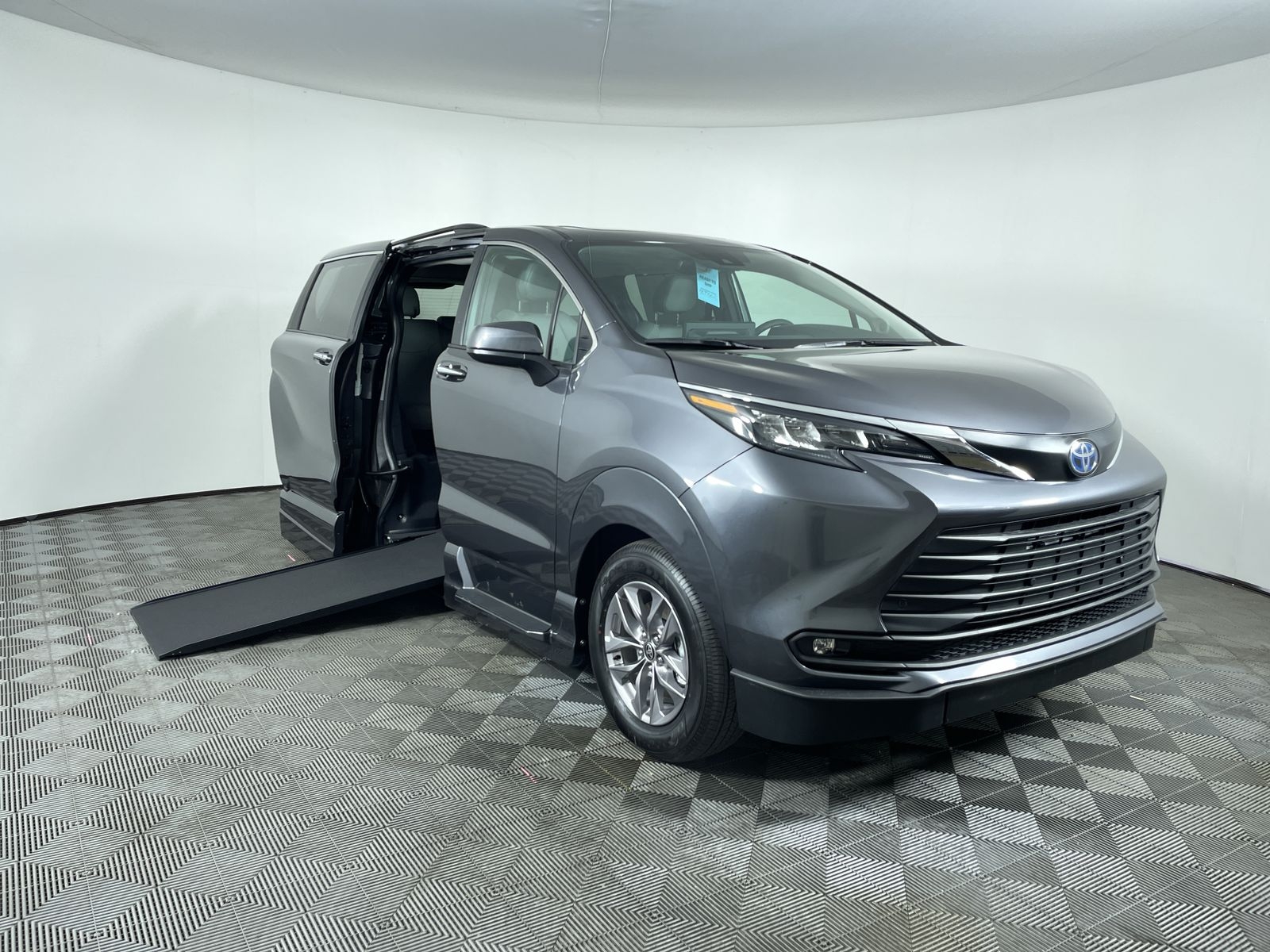 2025 Toyota Sienna XLE's photo