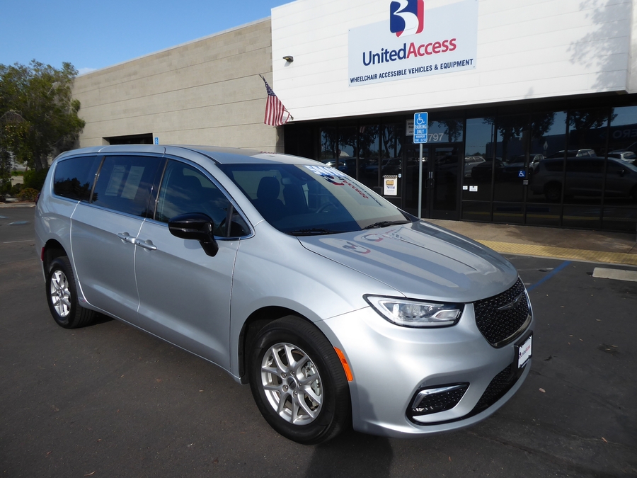 PRE OWNED 2024 Chrysler Pacifica Touring