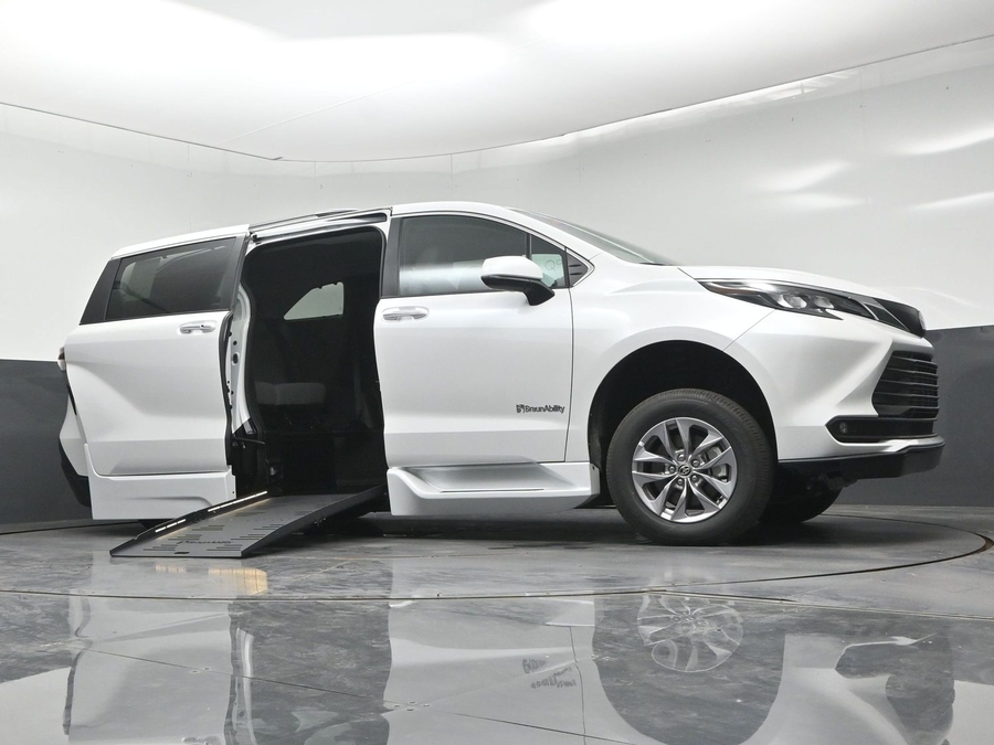 New 2026 Toyota Sienna XLE Base