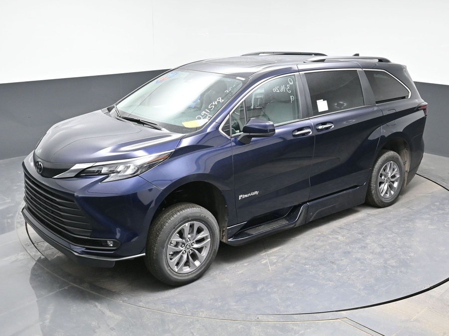 New 2026 Toyota Sienna XLE Base