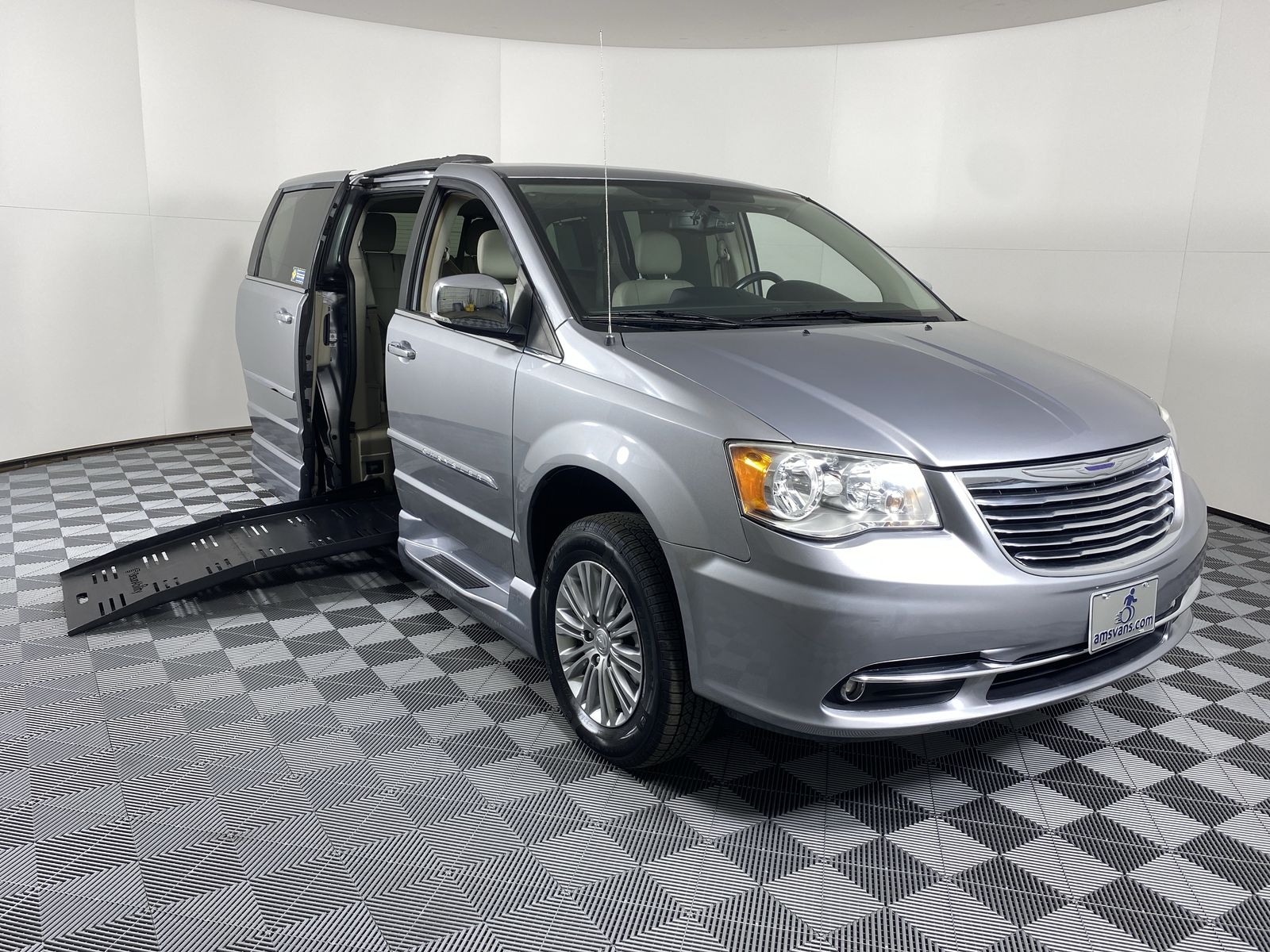 2016 Chrysler Town & Country Anniversary Edition