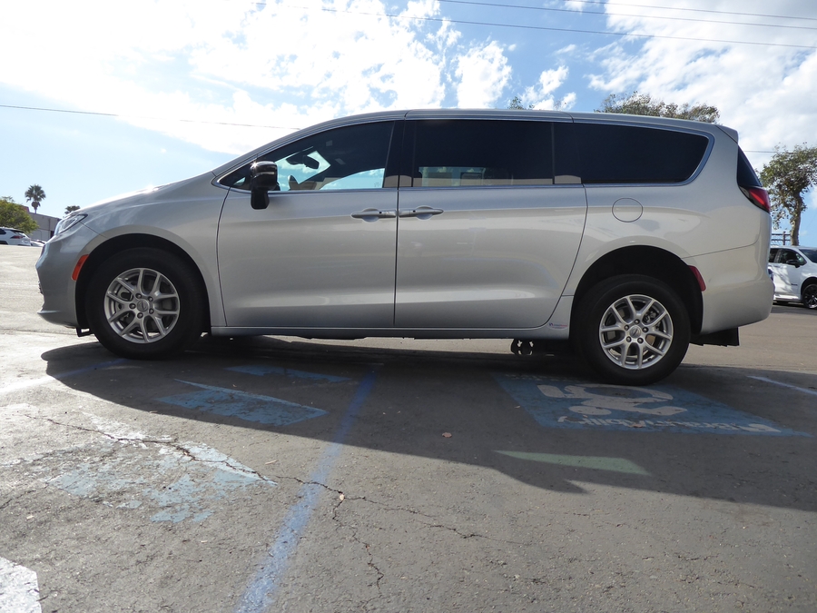 PRE OWNED 2024 Chrysler Pacifica Touring