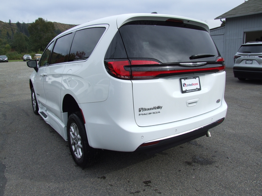 PRE OWNED 2024 Chrysler Pacifica Touring L