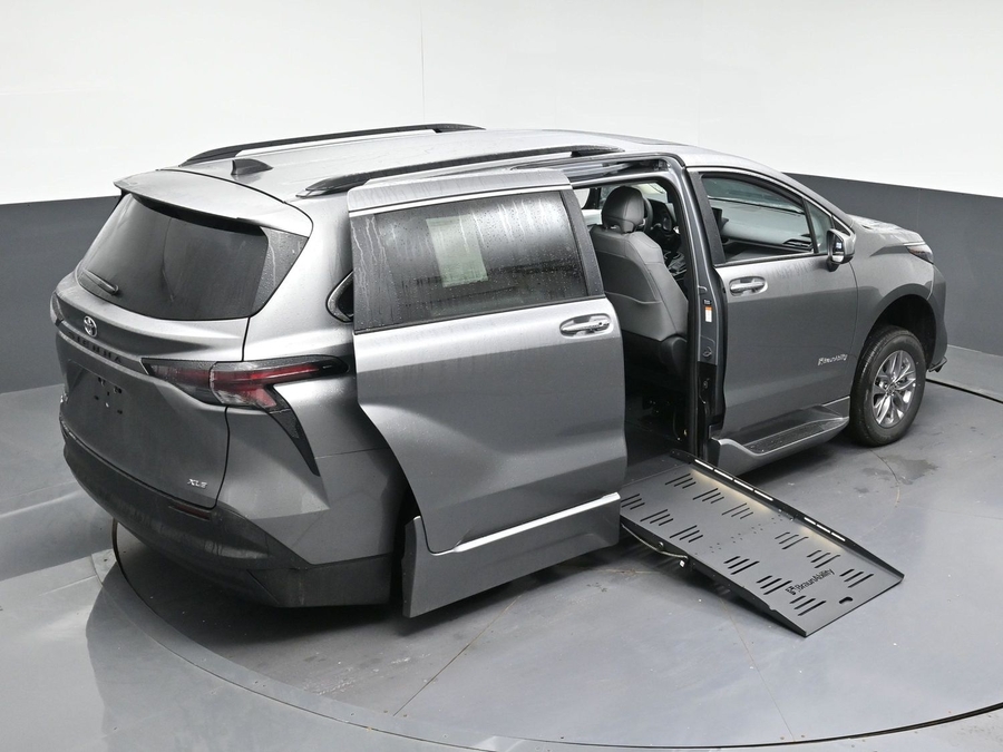 New 2026 Toyota Sienna XLE Base
