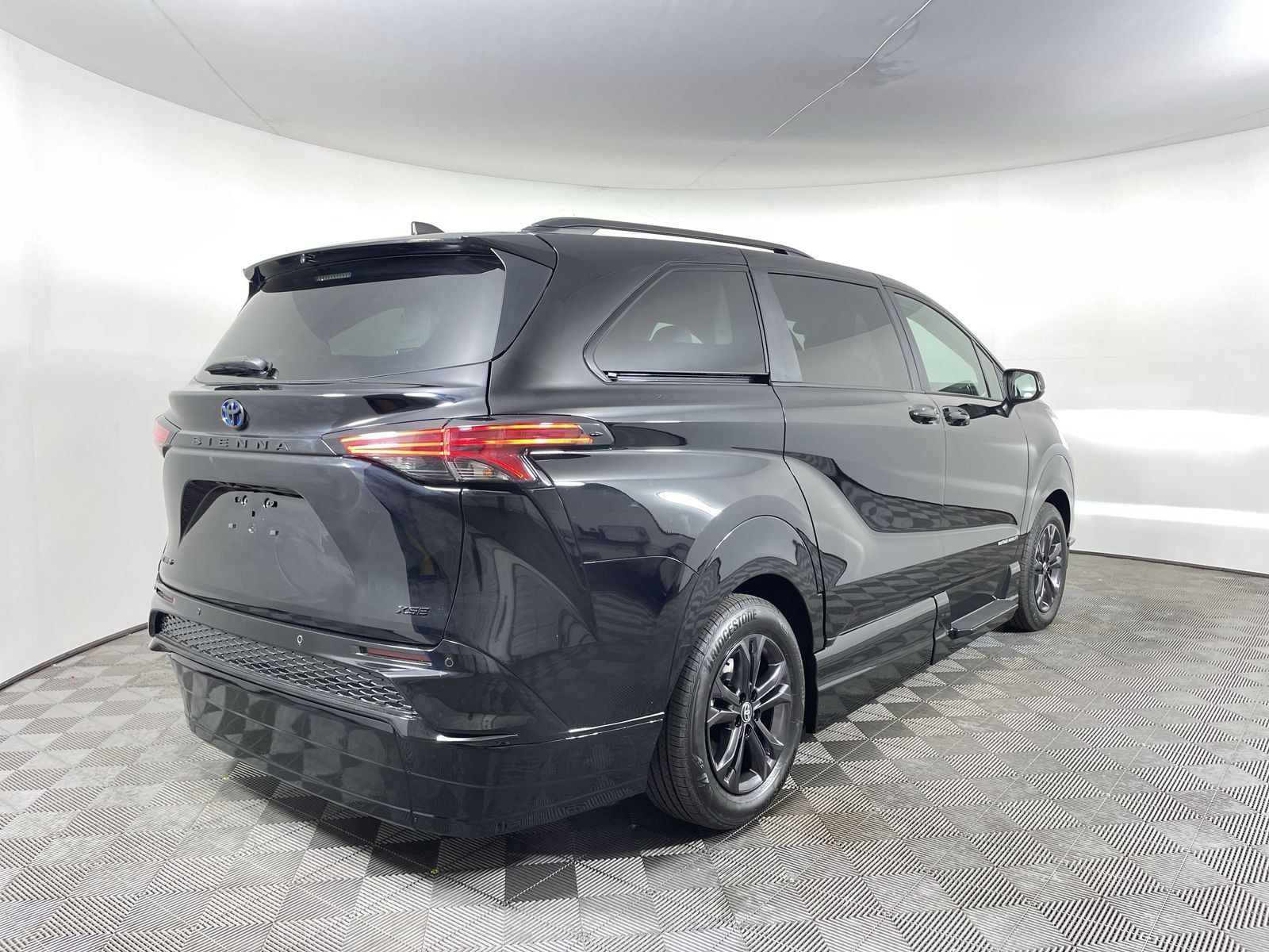 2025 Toyota Sienna XSE - Photo 26