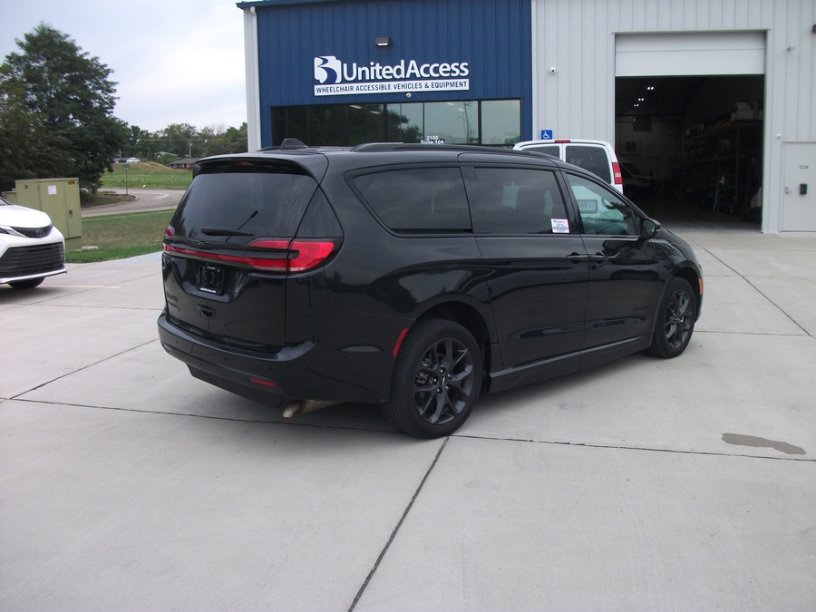 PRE OWNED 2023 Chrysler Pacifica Touring L