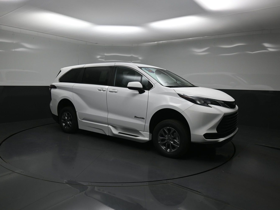 New 2026 Toyota Sienna LE