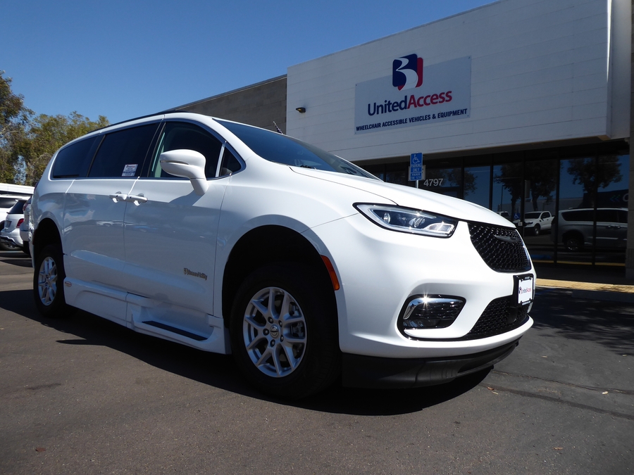 PRE OWNED 2022 Chrysler Pacifica Touring L