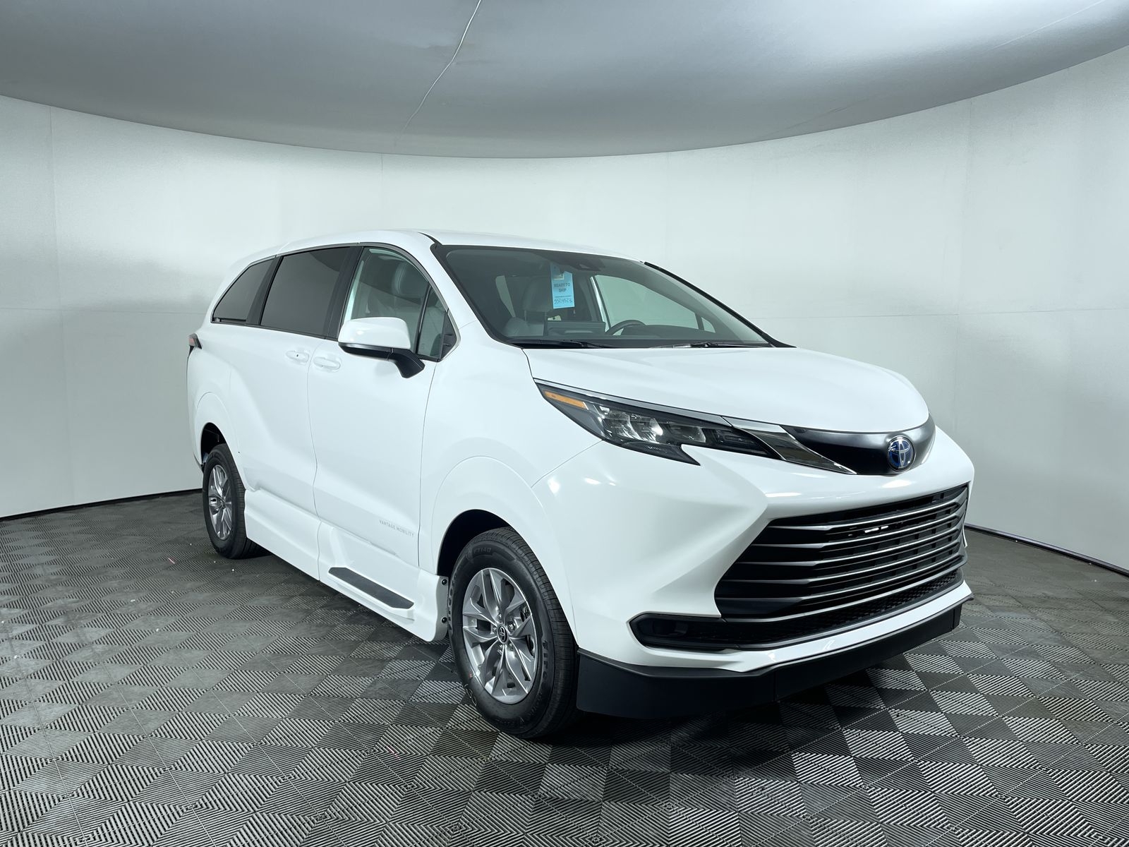 2025 Toyota Sienna LE - Photo 23