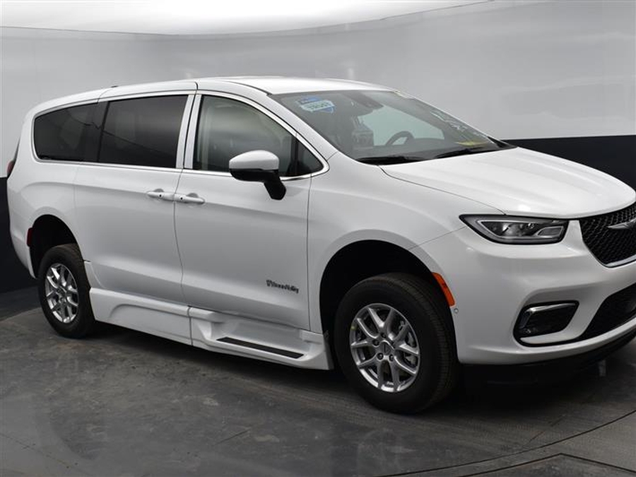 CERTIFIED PRE-OWNED 2024 Chrysler Pacifica Touring L