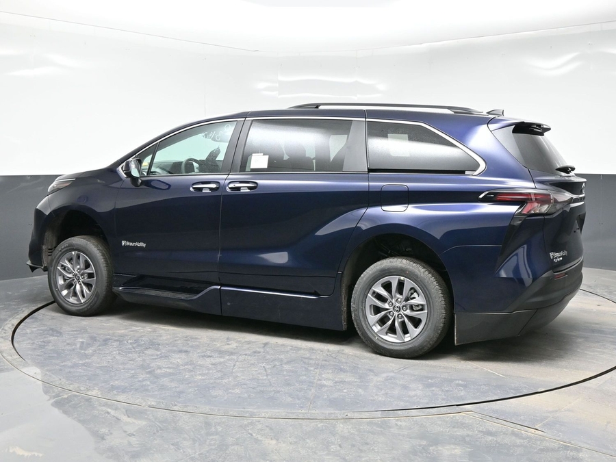 New 2026 Toyota Sienna XLE Base