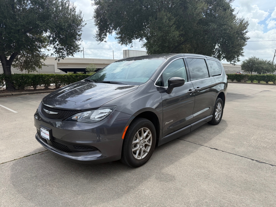 PRE OWNED 2023 Chrysler Voyager LX