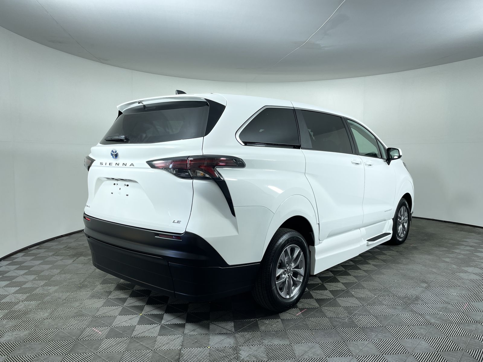 2025 Toyota Sienna LE - Photo 25
