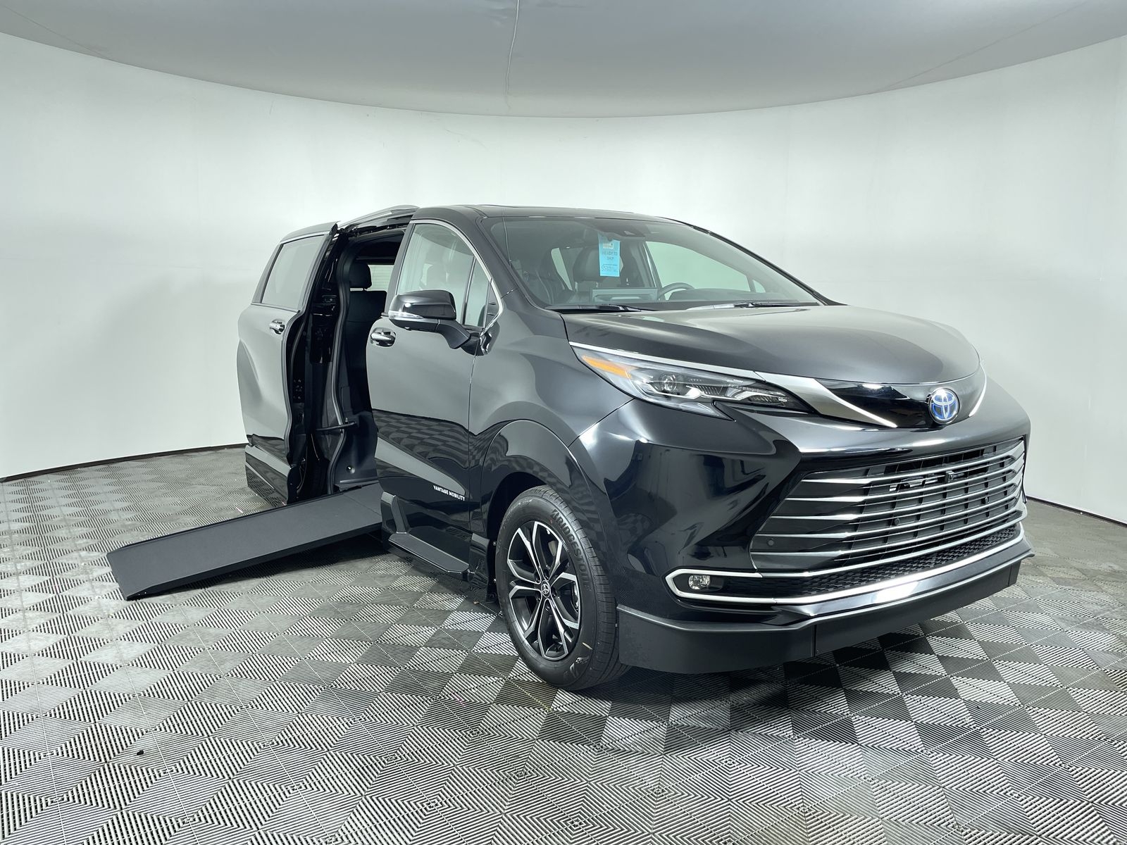 2025 Toyota Sienna XLE's photo