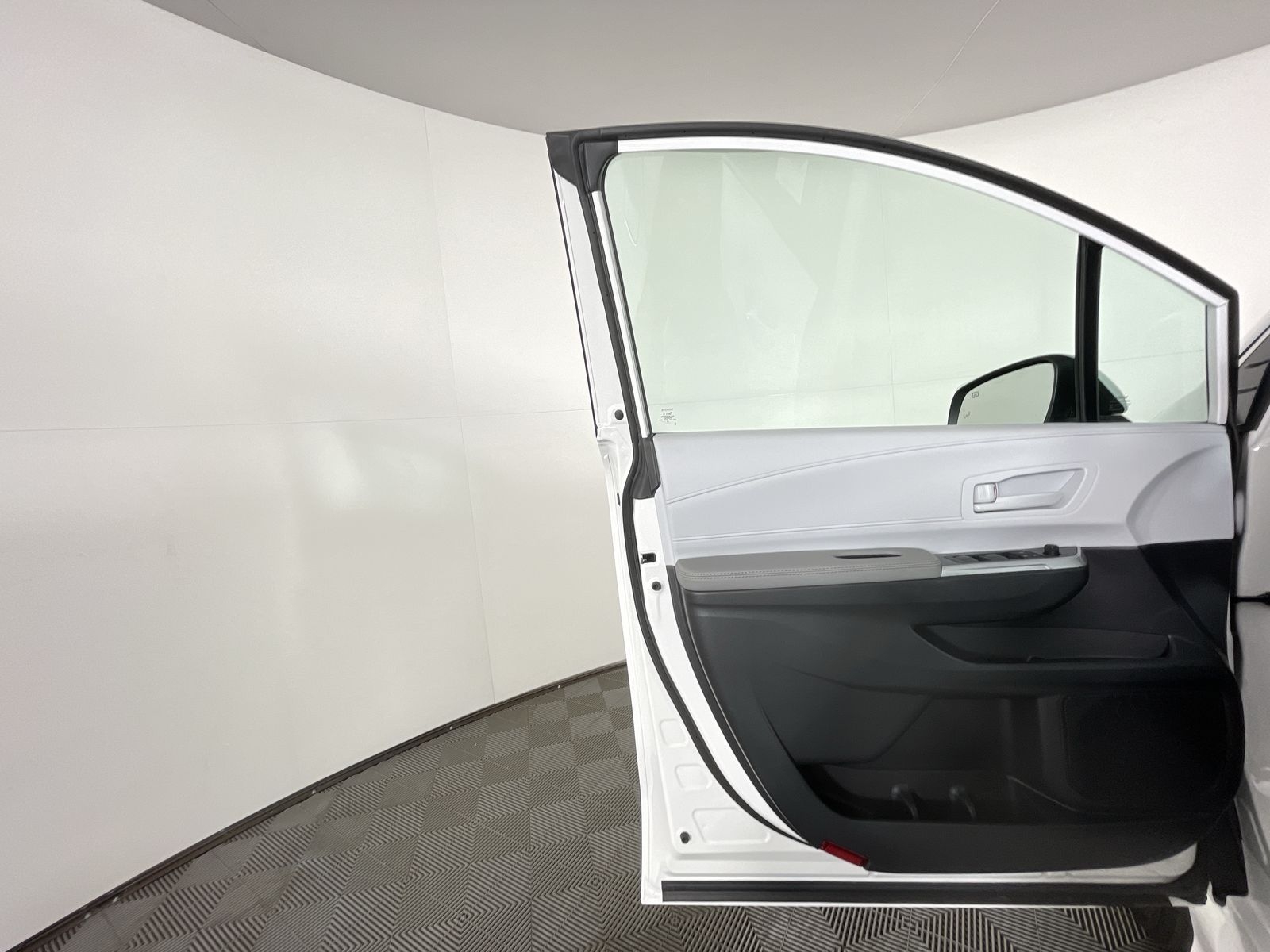 2025 Toyota Sienna LE - Photo 7