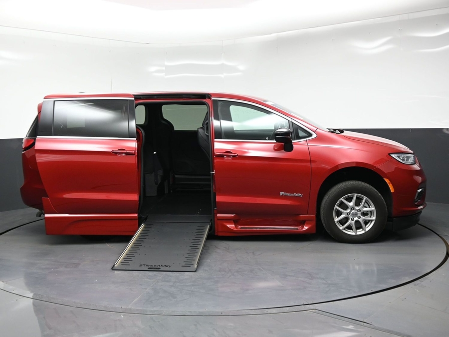 PRE OWNED 2025 Chrysler Pacifica Select