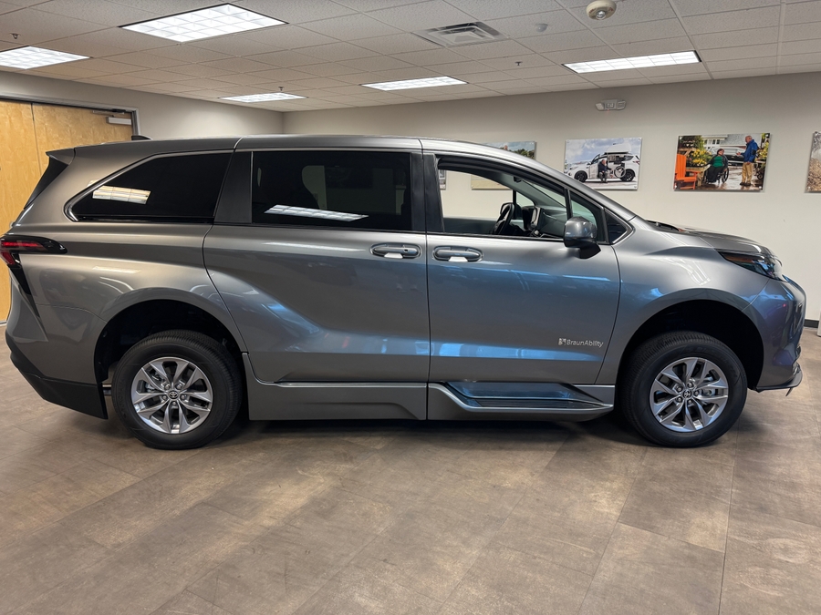 PRE OWNED 2026 Toyota Sienna LE