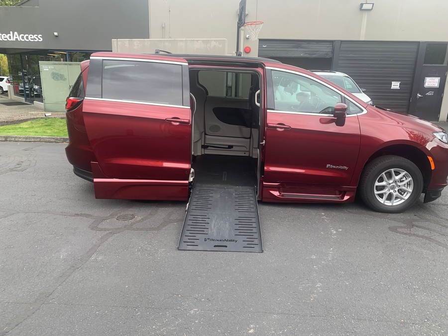 PRE OWNED 2022 Chrysler Pacifica Touring L