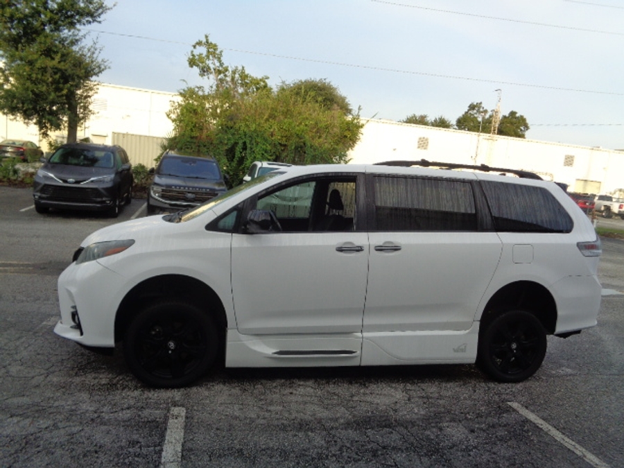 PRE OWNED 2020 Toyota Sienna SE Premium