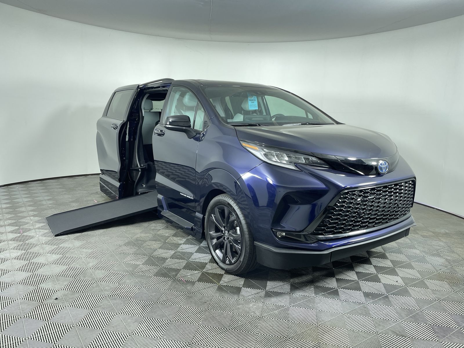 2025 Toyota Sienna XSE's photo