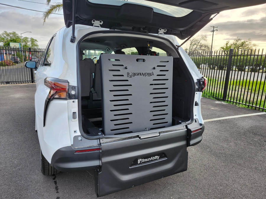 New 2026 Toyota Sienna LE W 3RD ROW