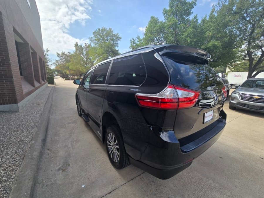 PRE OWNED 2018 Toyota Sienna XLE JS909745