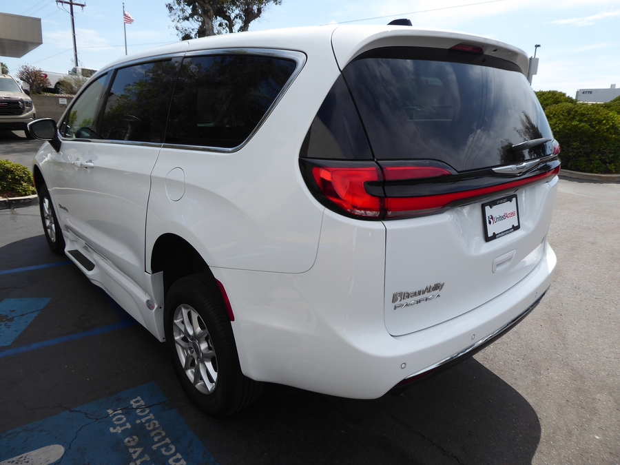 PRE OWNED 2023 Chrysler Pacifica Touring L