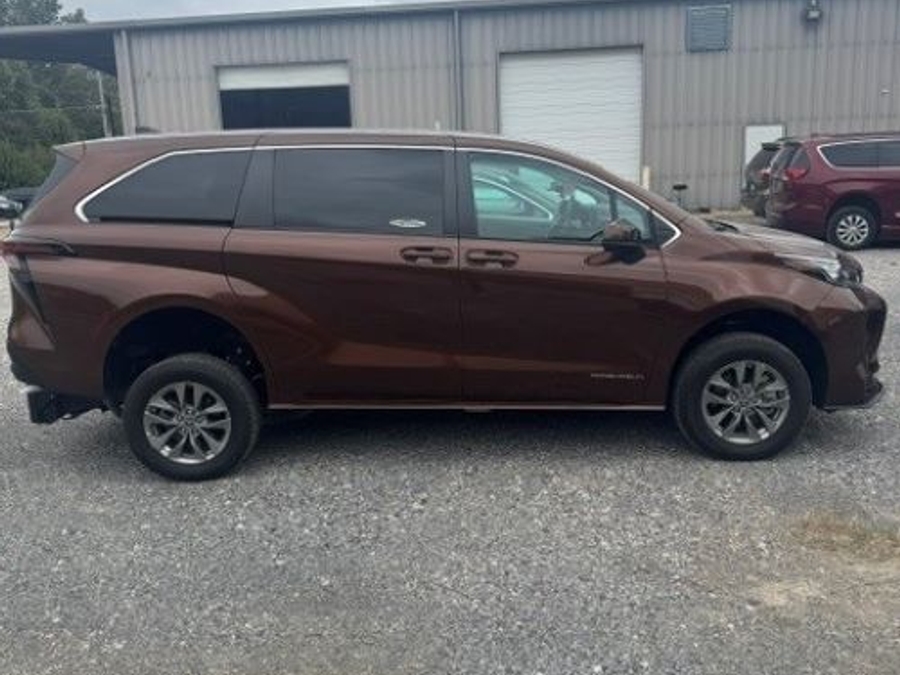 PRE OWNED 2024 Toyota Sienna LE
