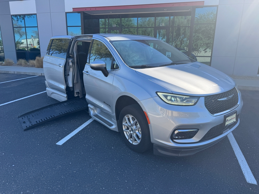 PRE OWNED 2023 Chrysler Pacifica Touring L