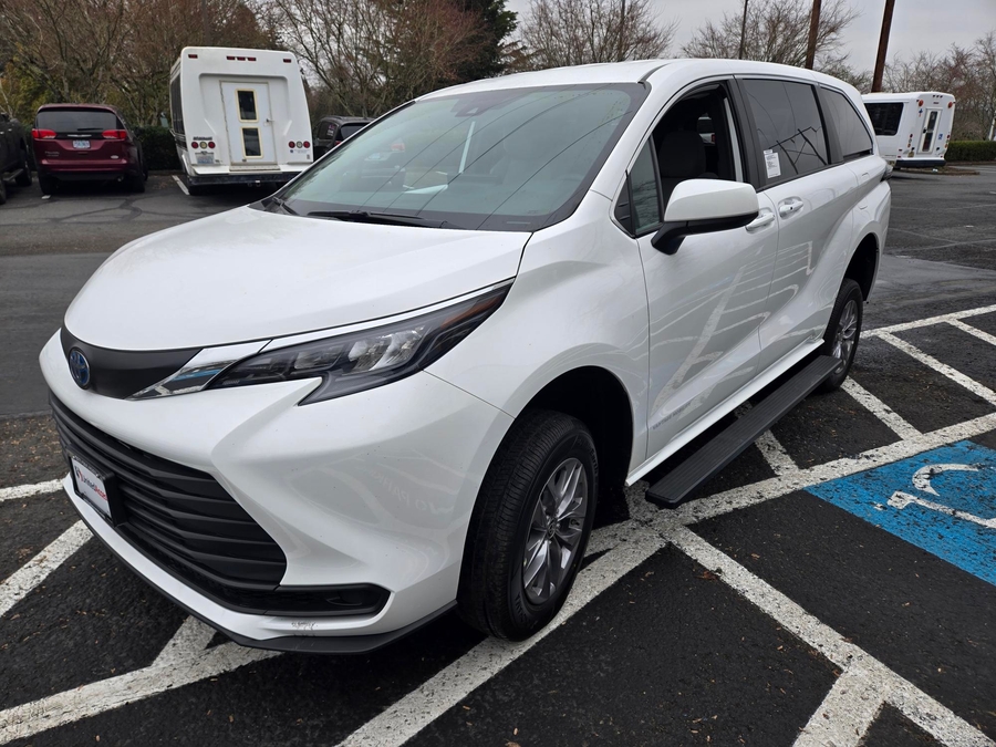 New 2026 Toyota Sienna LE