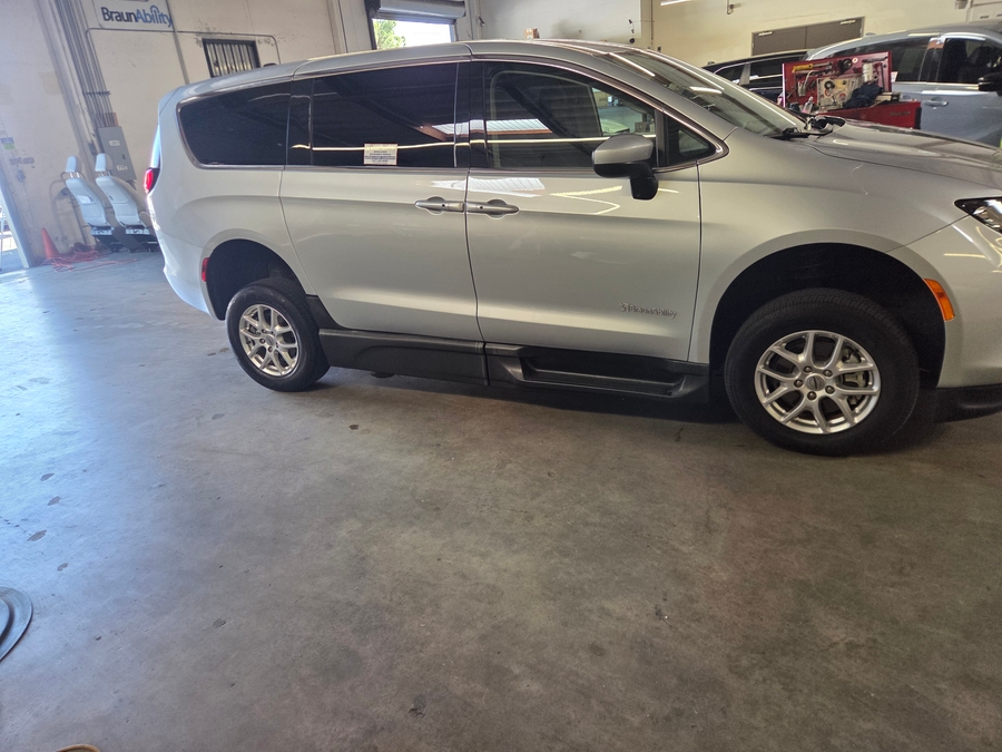 PRE OWNED 2022 Chrysler Voyager LX