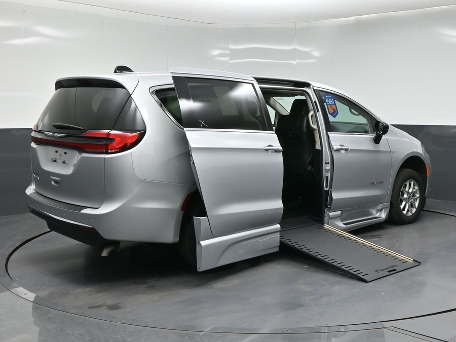 CERTIFIED PRE-OWNED 2024 Chrysler Pacifica Touring L