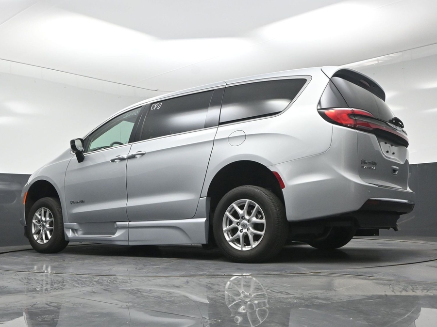 CERTIFIED PRE-OWNED 2024 Chrysler Pacifica Touring L