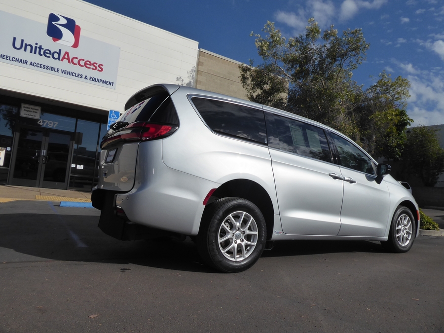 PRE OWNED 2024 Chrysler Pacifica Touring