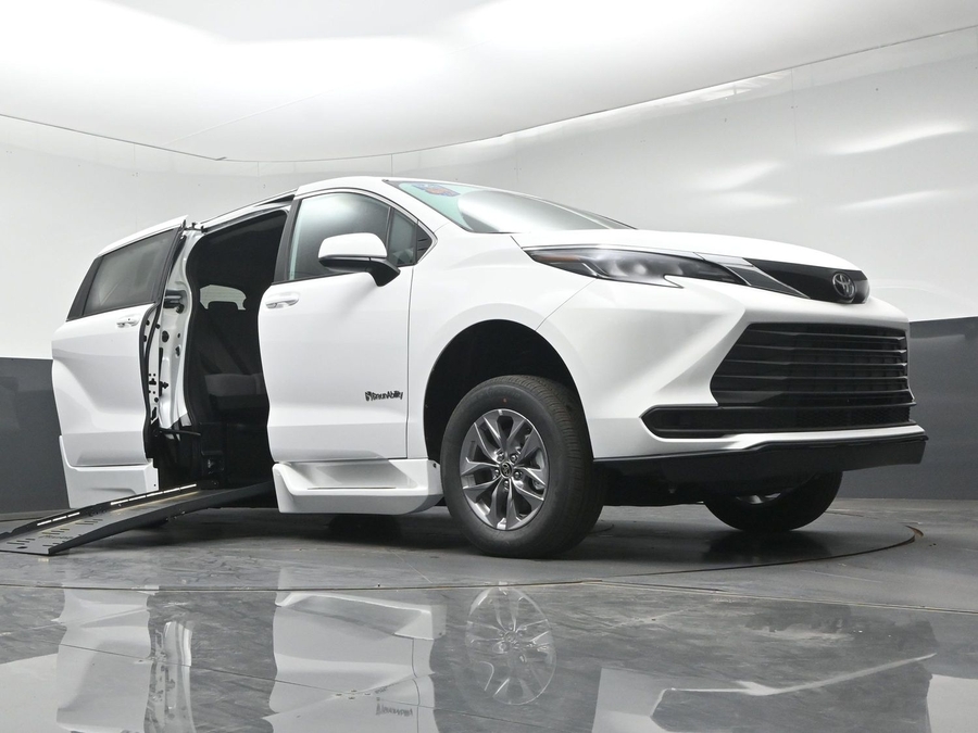 New 2026 Toyota Sienna LE