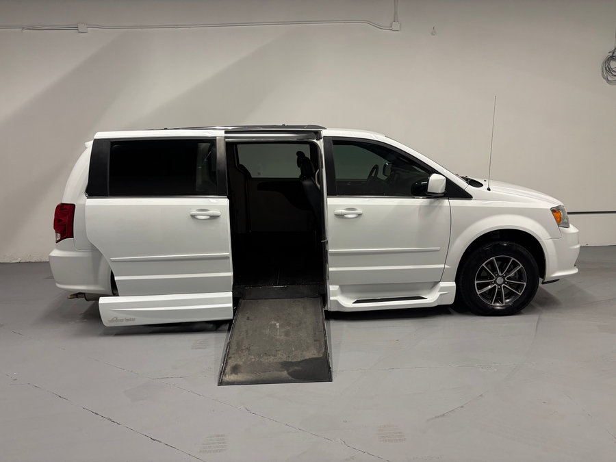 PRE OWNED 2017 Dodge Grand Caravan SXT