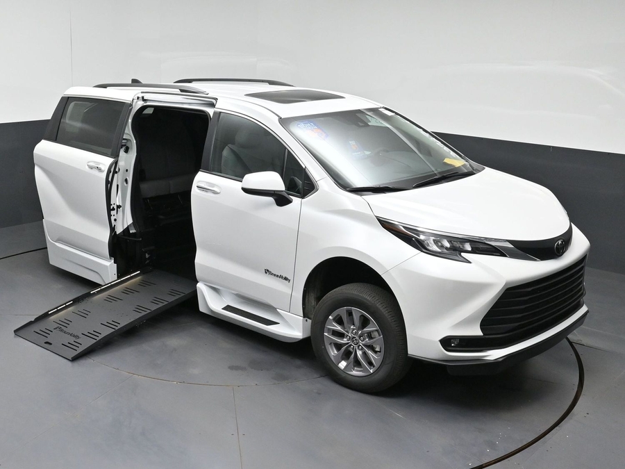 New 2026 Toyota Sienna XLE Base