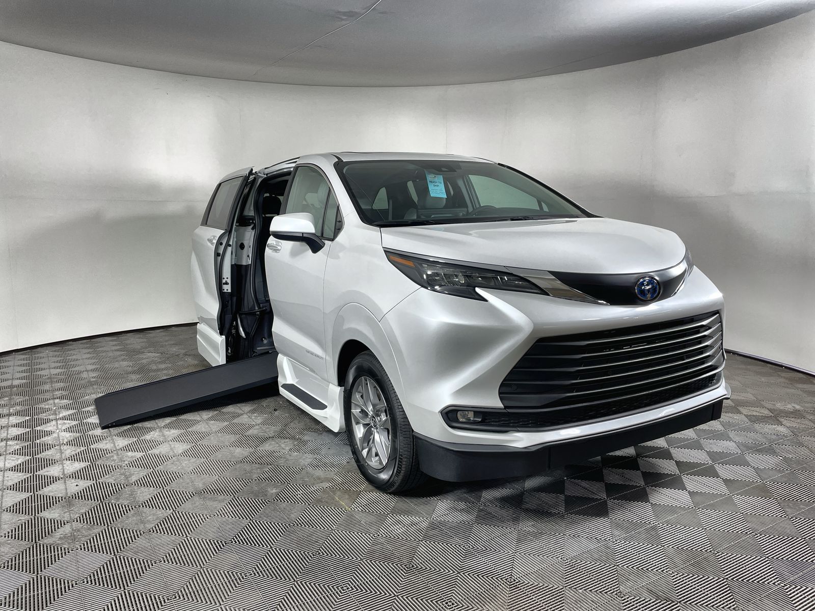 2025 Toyota Sienna XLE's photo