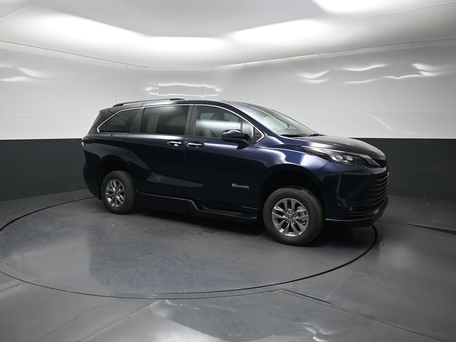 New 2026 Toyota Sienna XLE Base